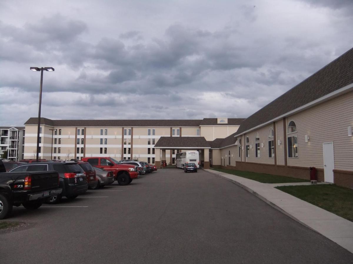 Mackinaw Beach And Bay Inn & Suites Маккино Сити Экстерьер фото