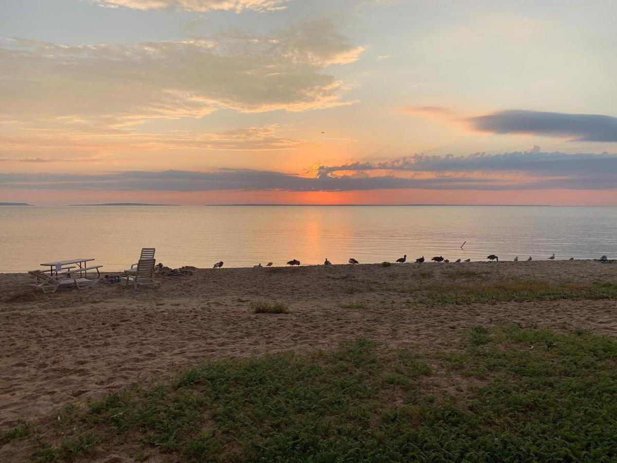 Mackinaw Beach And Bay Inn & Suites Маккино Сити Экстерьер фото