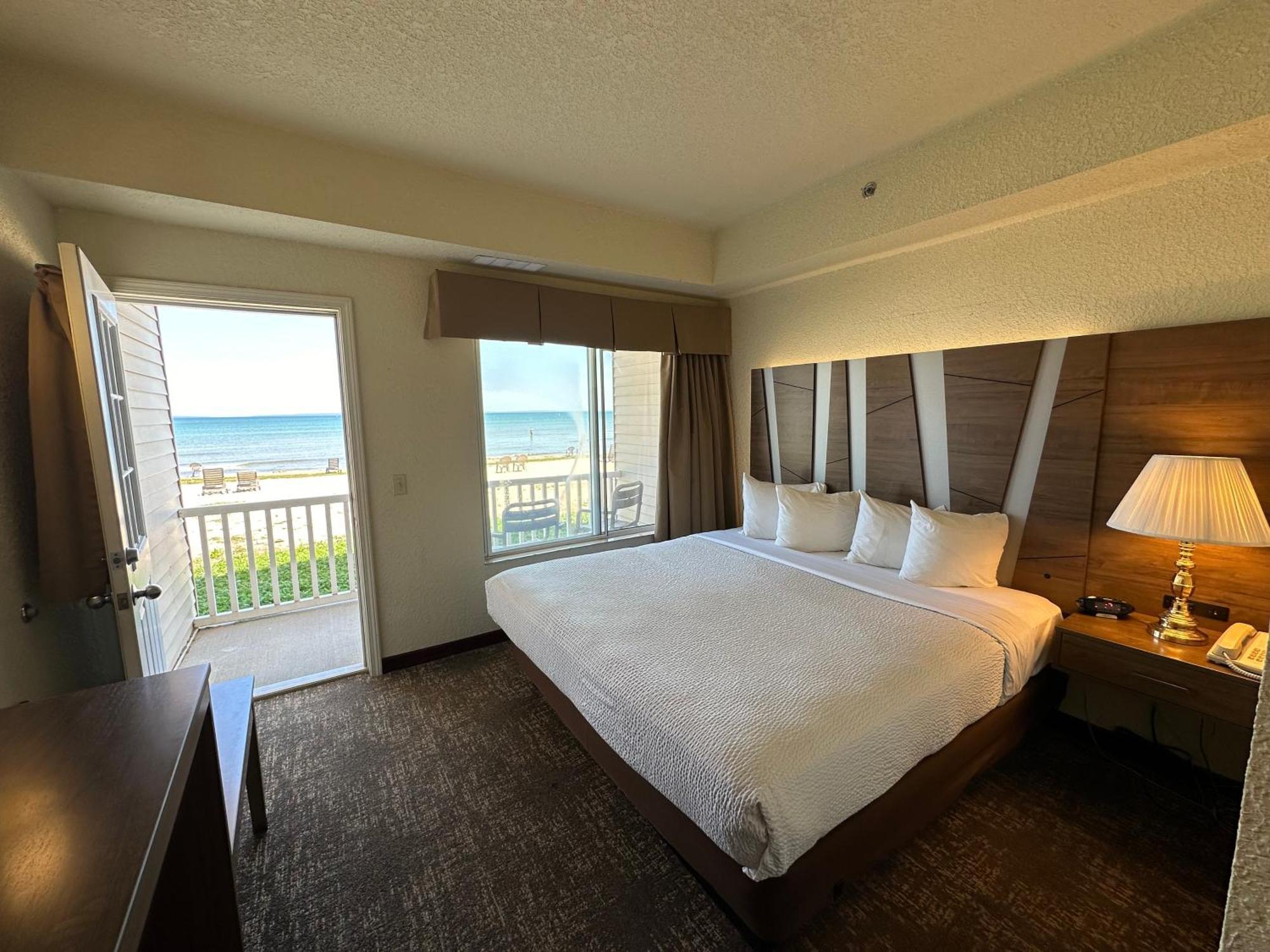 Mackinaw Beach And Bay Inn & Suites Маккино Сити Экстерьер фото
