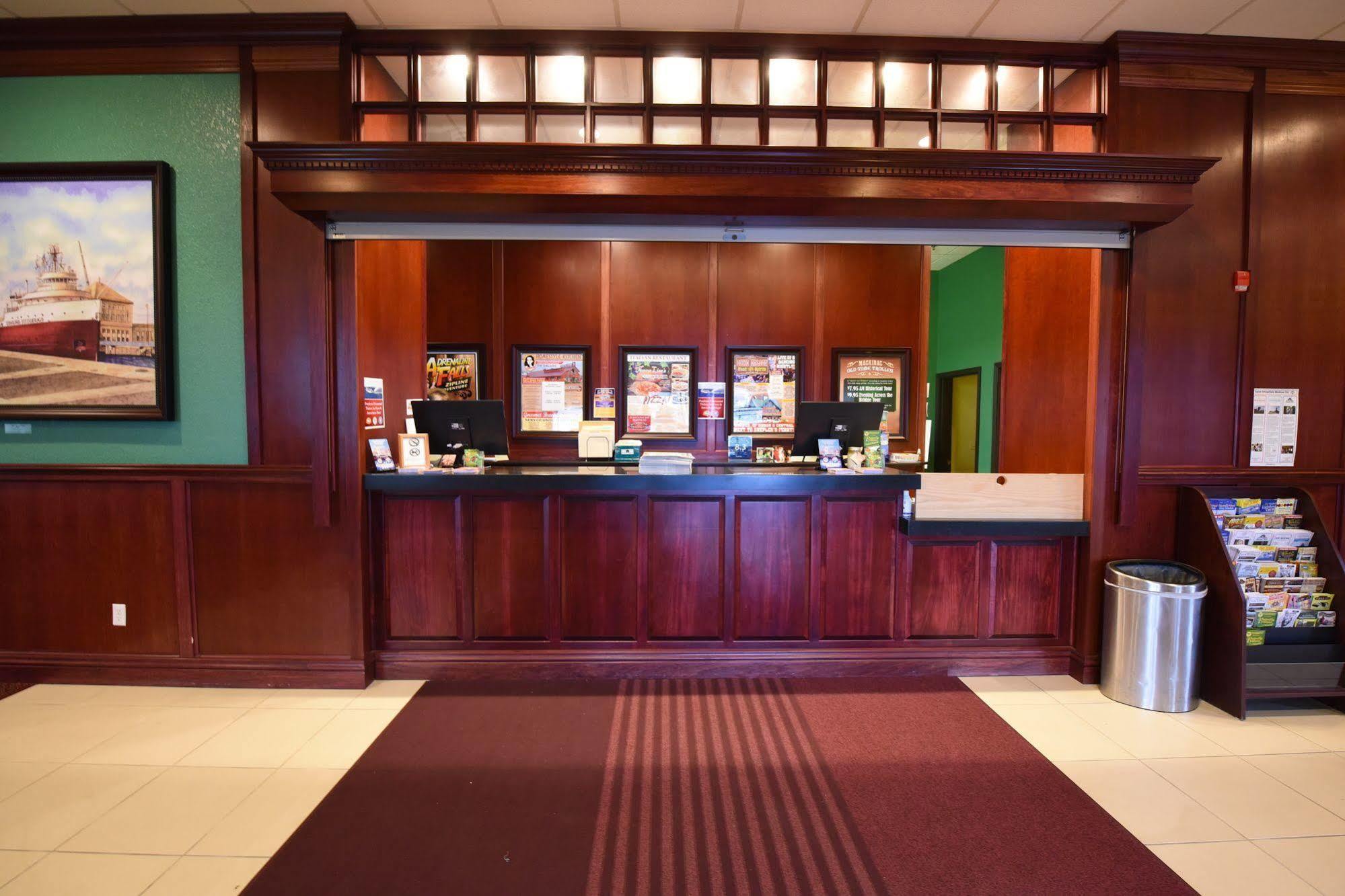 Mackinaw Beach And Bay Inn & Suites Маккино Сити Экстерьер фото